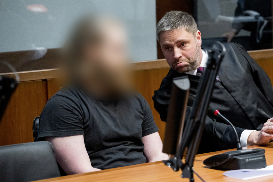 Der 20-jährige Angeklagte (l.) sitzt zum Prozessbeginn wegen Mordes an seiner Mutter neben seinem Anwalt Moritz Ruhnke.