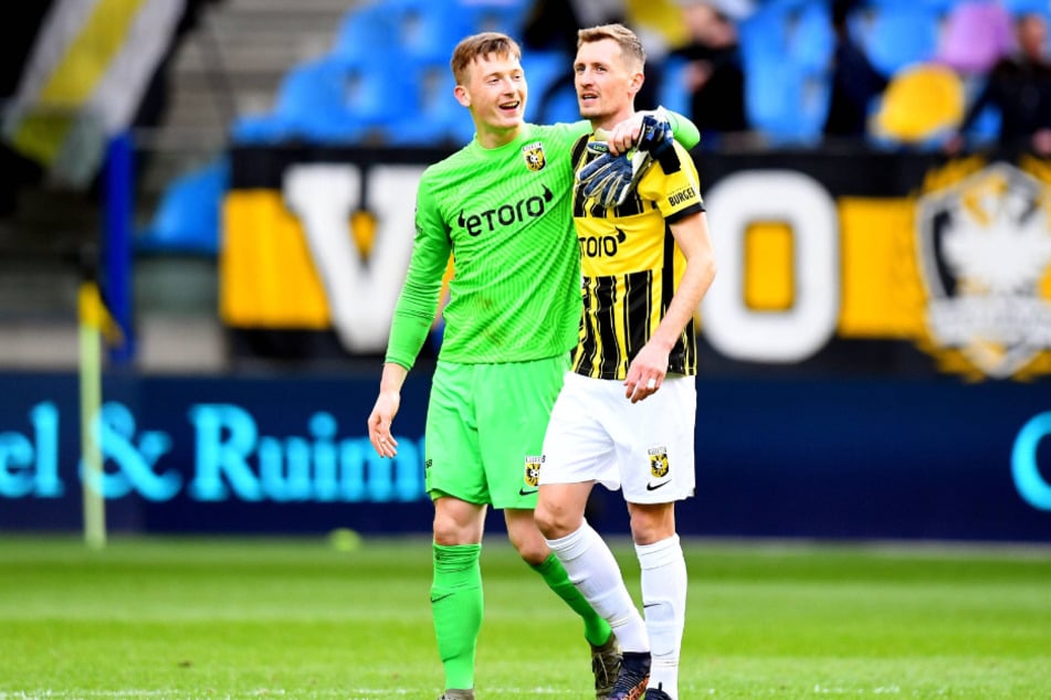 Endlich wieder Grund zur Freude: Markus Schubert (23, l.) kehrte gegen den SC Cambuur-Leeuwarden zurück ins Vitesse-Tor.