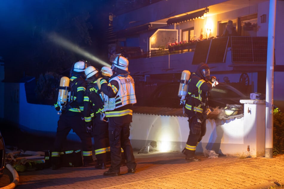 Mit zahlreichen Einsatzkräften musste die Feuerwehr in der Nacht von Dienstag auf Mittwoch einen Brand im Mainzer Stadtteil Hechtsheim bekämpfen.