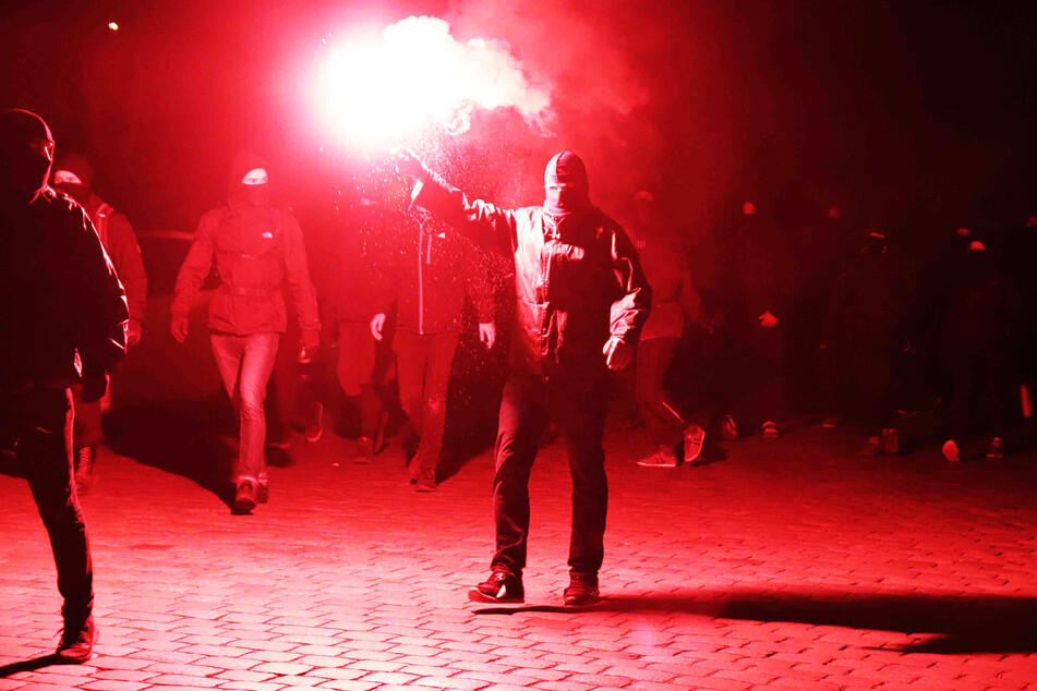 Die Demonstranten zündeten am späten Abend Leuchtfeuer.