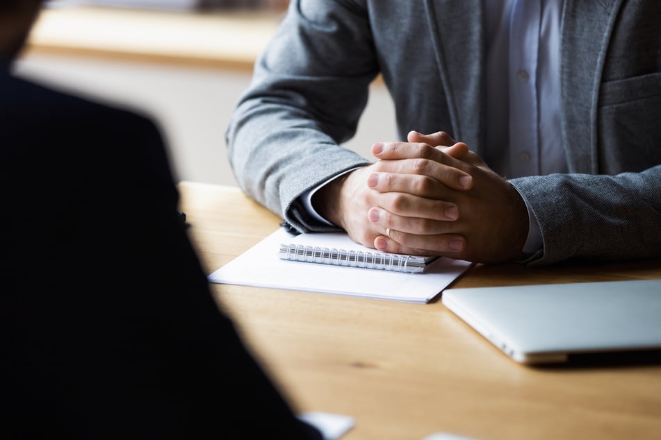 Nicht jeder Streit muss gleich vor Gericht landen: Die Stadt Köln sucht ehrenamtliche Schiedspersonen, die zu Hause verhandeln. (Symbolbild)