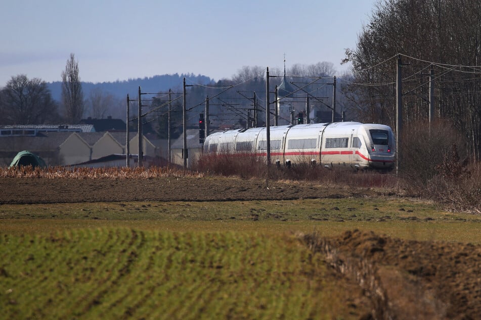 Ein ICE der Deutschen Bahn schlitterte von einem Unheil ins nächste. (Archivbild)