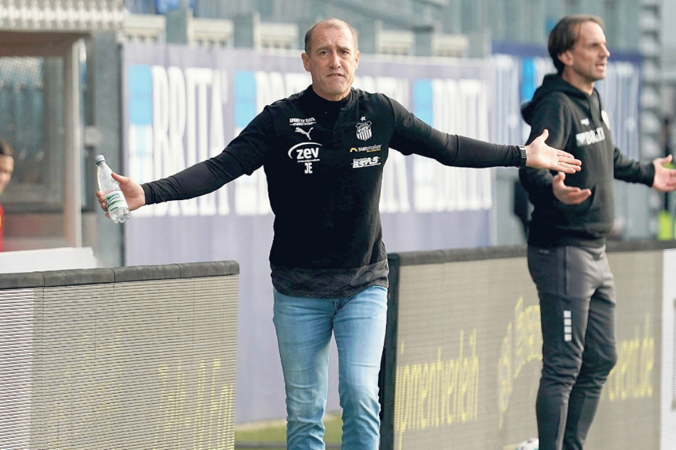 Zwickaus Trainer Joe Enochs hebt frustriert die Arme - seine Mannschaft leistete sich wieder zu viele einfache Fehler.