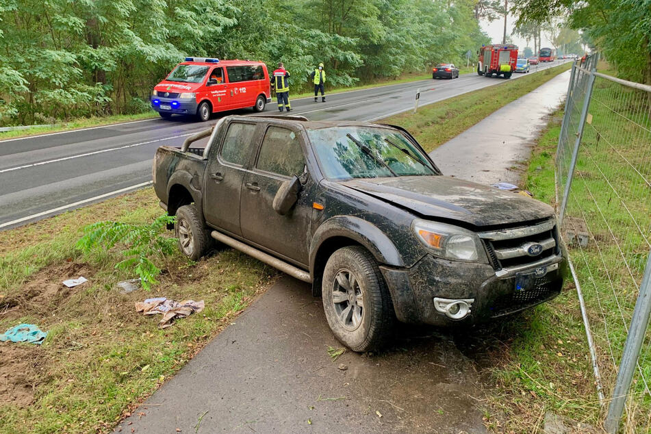 Schwerer Unfall! Auto überschlägt sich mehrfach: Fahrer wird aus Pick-up geschleudert