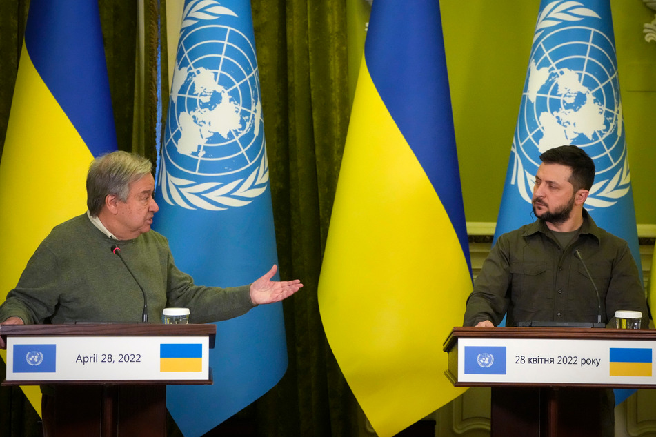 Wolodymyr Selenskyj (r. 44) und Antonio Guterres (72) sprechen auf einer Pressekonferenz nach ihrem Treffen.