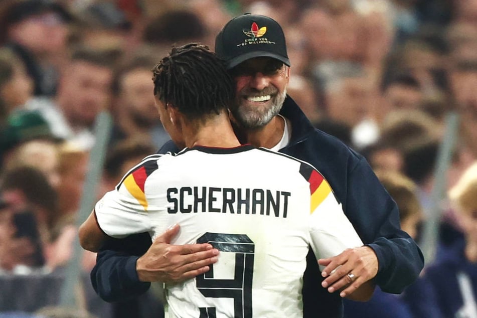 Bundestrainer Jürgen Klopp (59, r.) hat Derry Scherhant im Nations-League-Spiel gegen Serbien zu seinem DFB-Debüt verholfen.