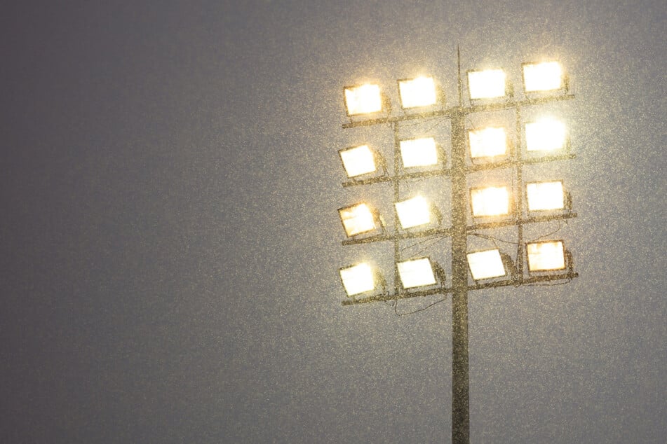 Auf dem Kunstrasenplatz vom VfB Fortuna Chemnitz wird am Mittwoch eine neue Flutlichtanlage mit einem Freundschaftsspiel eingeweiht. (Symbolfoto)