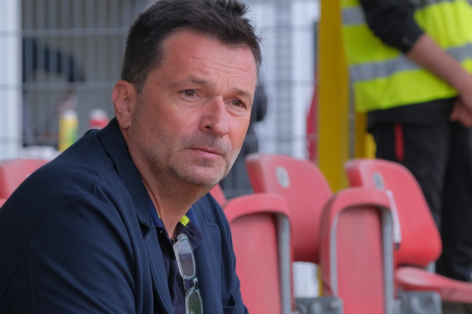 Christian Heidel (58) findet die Corona-Regeln der Deutschen Fußball Liga (DFL) überdenkenswert.