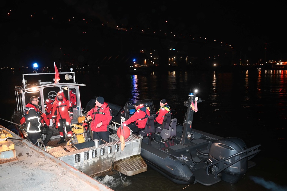 Die Einsatzkräfte suchten am Mittwochabend mit mehreren Kleinbooten nach dem vermissten Seemann.
