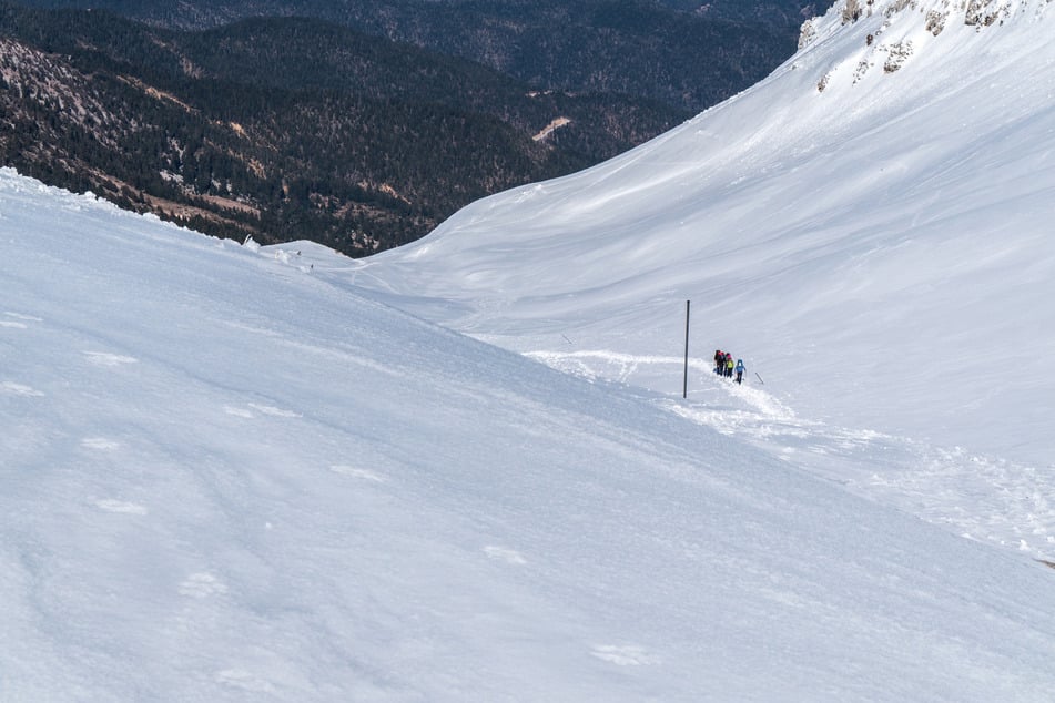 Drei Bergsteiger vermisst: Rettungskräfte finden vier Tote nach Lawine