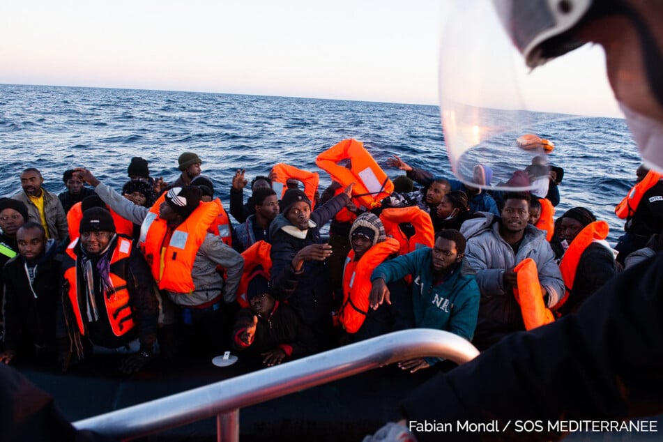 Mehr als 370 Migranten aus Seenot gerettet, darunter viele Kinder