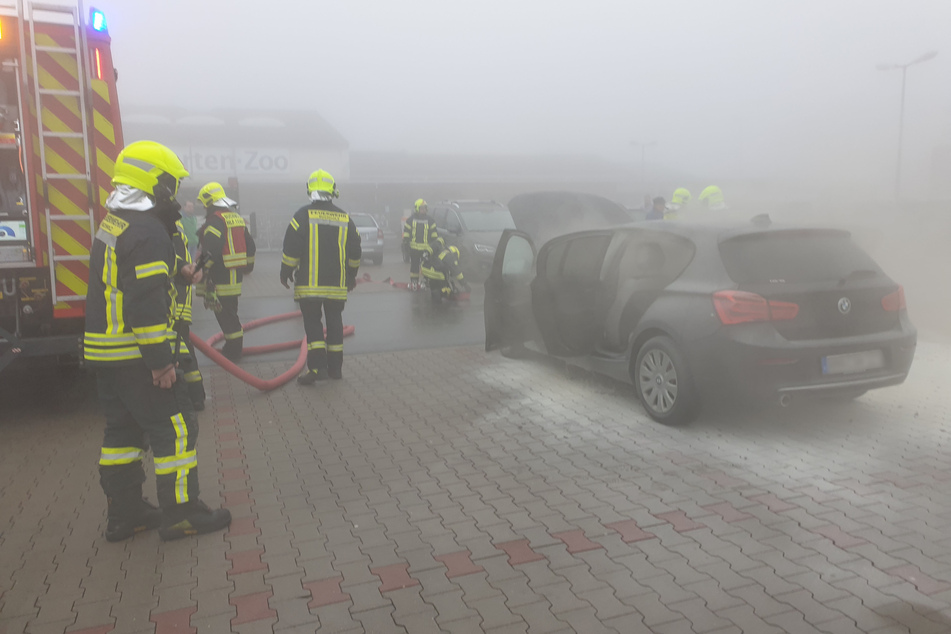 Auf einem Parkplatz an der Bärensteiner Straße brannte ein BMW.