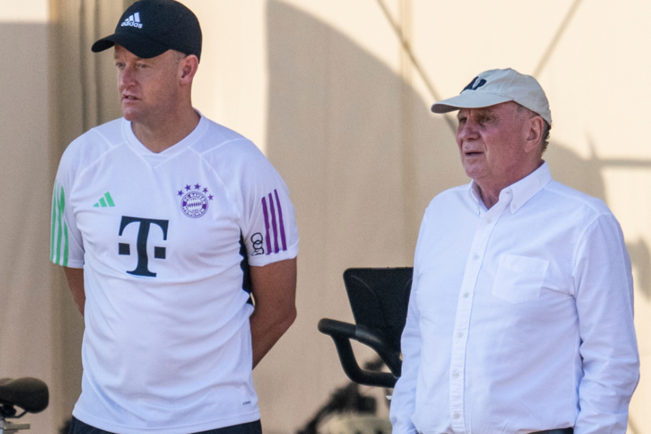 Uli Hoeneß (71, r.) beobachtet zusammen mit Mannschaftsarzt Jochen Hahne eine Einheit beim Trainingslager der Bayern am Tegernsee.