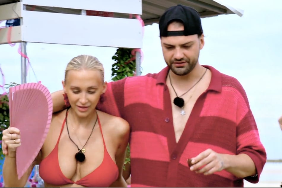 Beverly (32) will ihre Chance ergreifen und sucht das Gespräch mit Jimi Blue Ochsenknecht (33).