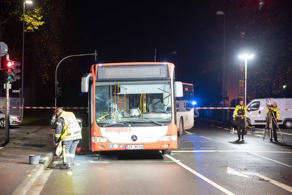 Die alarmierten Rettungskräfte brachten den Fußgänger in eine Klinik. Der Bus hatte ebenfalls sichtlich Schäden davongetragen.