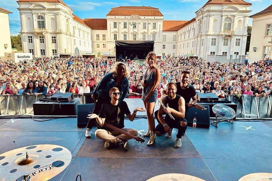 Mega Stimmung: Beim Konzert auf Schloss Oranienburg spielte die Musikerin erstmals vor hunderten Matthias-Reim-Fans.