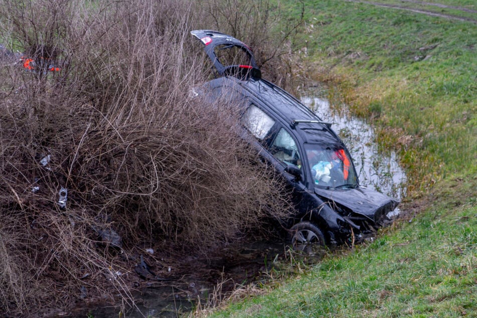 Der Hyundai kam von der Straße ab, krachte schließlich in diesen Wassergraben.