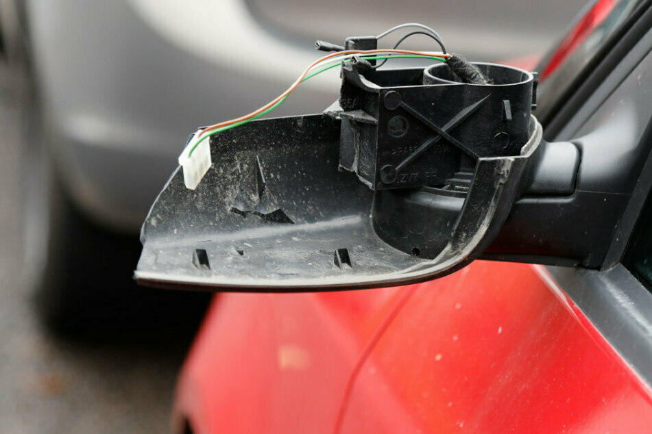 Am Sonntag wurden in Chemnitz offenbar mehrere Fahrzeugspiegel abgetreten. (Symbolbild)