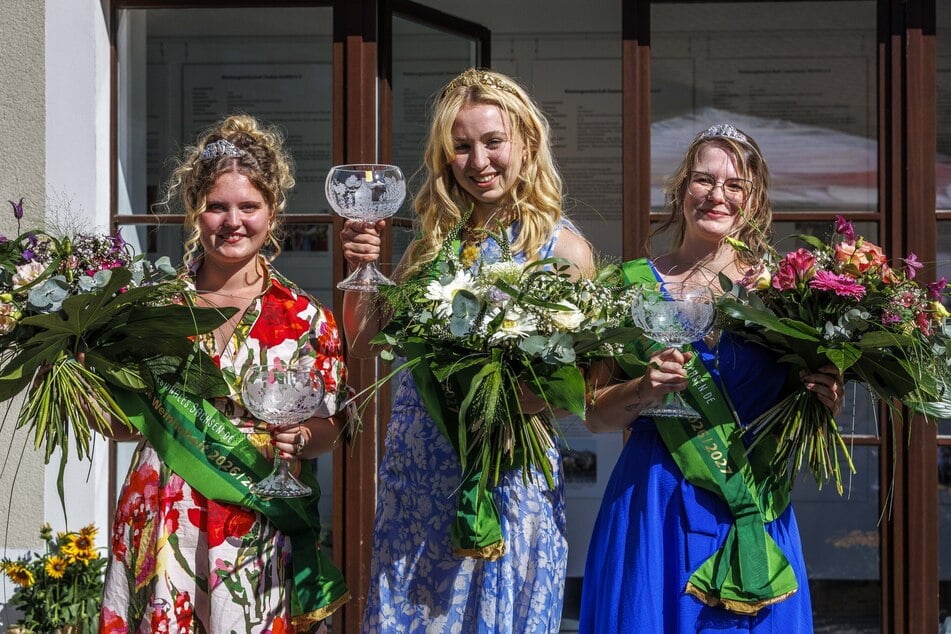 Die sächsischen Weinhoheiten stehen fest! Jessica Löffner (36), Luise Puhlmann (19) und Joséphine Sander (20) repräsentieren künftig unser Weinland.