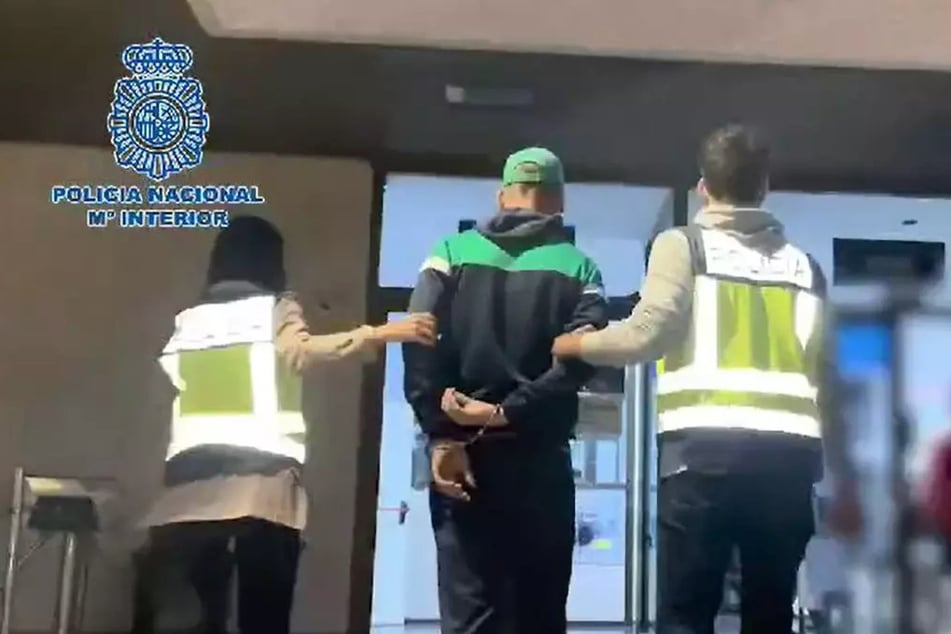 Einer der Verdächtigen bei seiner Festnahme.