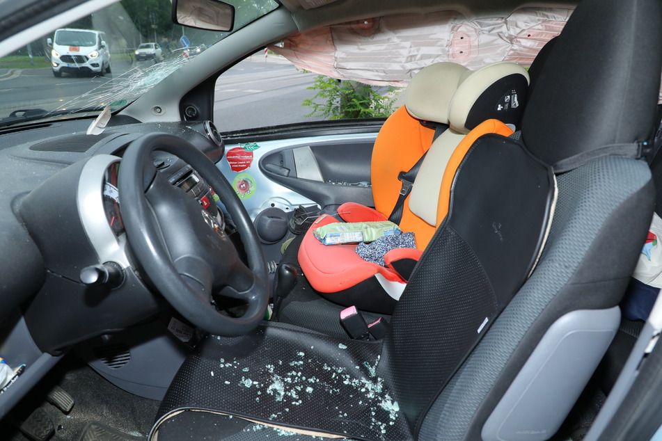 Der Innenraum des Toyota. Glücklicherweise war der Beifahrersitz wohl nicht besetzt.