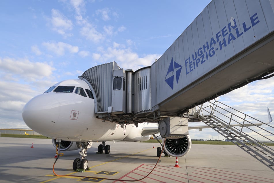 Ein Airbus von Marabu Airlines wird in Leipzig abgefertigt. Die estnische Billig-Airline ersetzt künftig die deutsche Ferienfluglinie Condor.