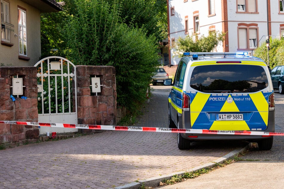 Der Angeklagte soll in das Treppenhaus des Mehrfamilienhauses eingedrungen sein und dort seiner Ex-Partnerin und ihrem neuen Lebensgefährten aufgelauert haben.