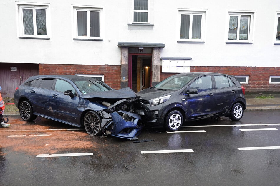 Der Mercedes (links) kam am Montagnachmittag von der Frankenberger Straße in Chemnitz ab und krachte gegen einen geparkten Kia. Zuvor knallte das Auto gegen eine Hauswand und gegen einen Transporter.