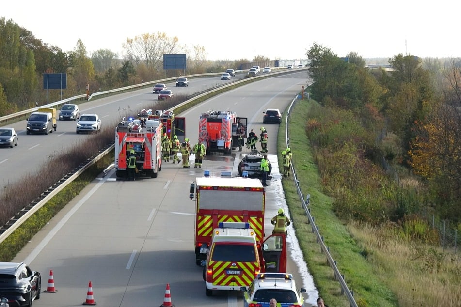 Die Autobahn musste im Zuge der Löscharbeiten vorübergehend gesperrt werden.