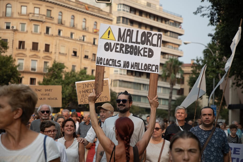 Zehntausende Menschen demonstrierten am Sonntag gegen den Besucher-Boom auf Mallorca.