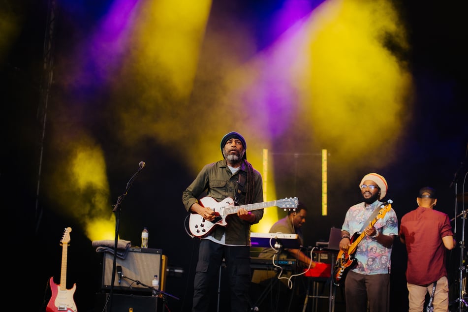 Gitarrist Wendel "Junior Jazz" Ferraro (l.) und Aston Barrett Jr. am Freitag im Hamburger Stadtpark.