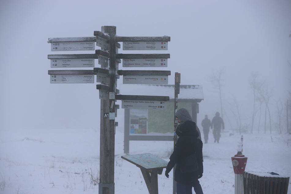 Besucher können die Schneelandschaft bislang nur zu Fuß erkunden. Ski wird erst ab einem späteren Zeitpunkt gefahren.