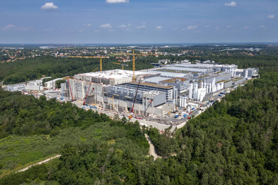 Blick auf die Chipfabrik und die Großbaustelle von Infineon. Die Silhouette der Smart Power Fab soll später an die Festung Königstein erinnern.