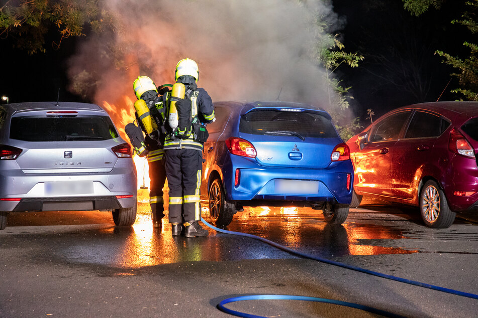 Als die Einsatzkräfte eintrafen, loderten bereits hohe Flammen aus dem Motorraum des Mitsubishi.