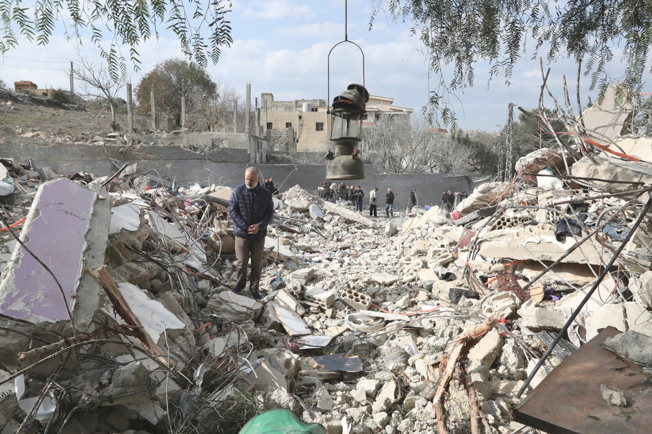 Ein libanesischer Mann steht auf den Trümmern eines Hauses, das diese Woche durch einen israelischen Luftangriff zerstört wurde.