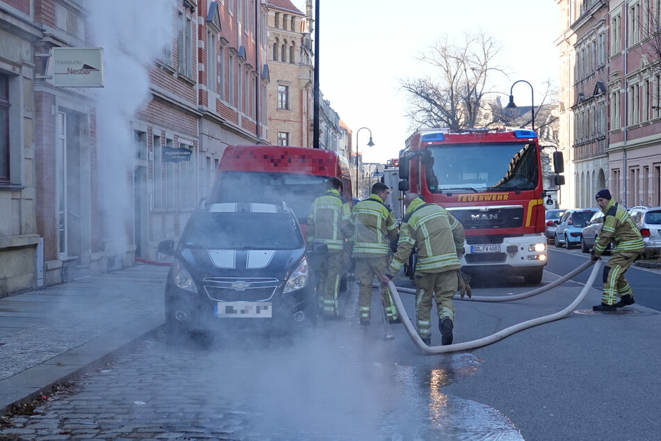 Auf dem Foto ist zu sehen, wie Feuerwehrleute Wasser aus dem Gebäude pumpten.