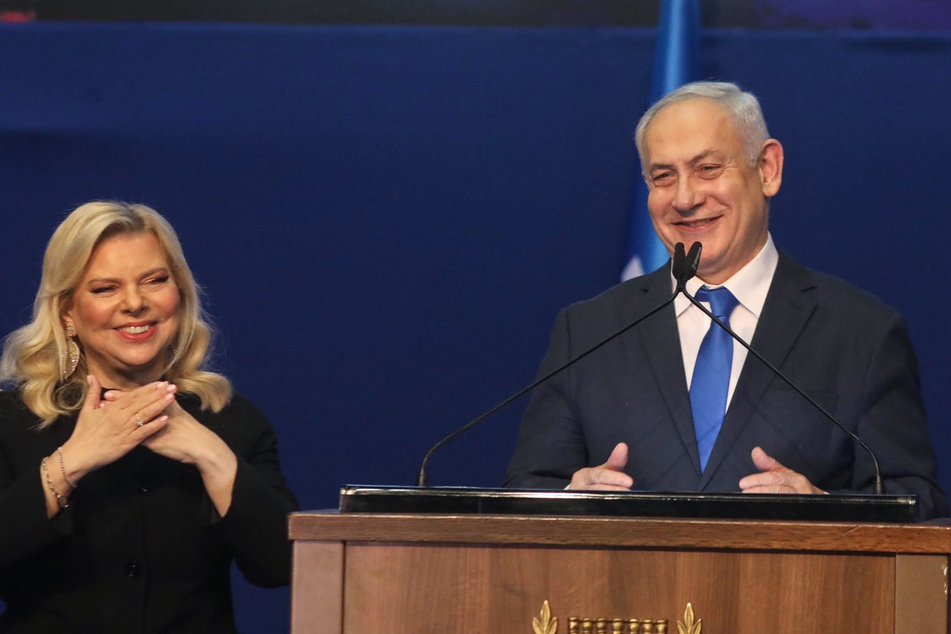Benjamin Netanjahu, Ministerpräsident von Israel, steht neben seiner Frau Sara.