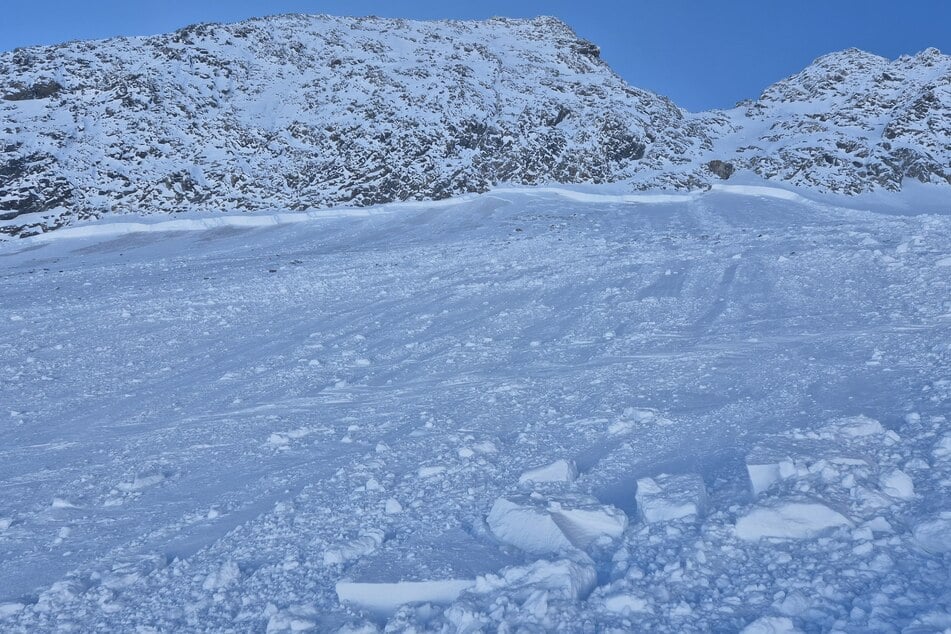 Bei einem Lawinenabgang im am Stubaier Gletscher in Tirol sind acht Wintersportler verschüttet worden.