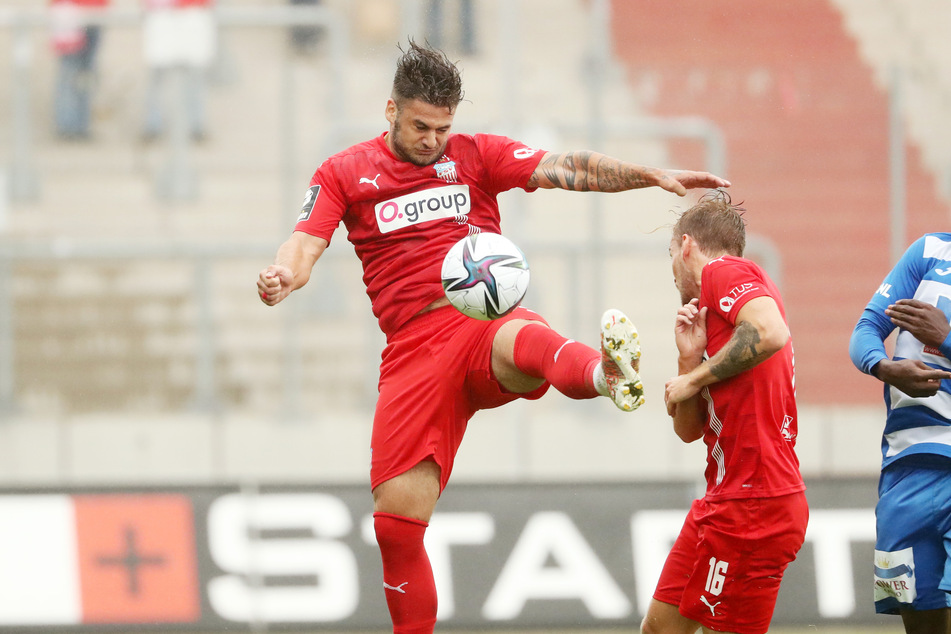 Dem Zwickauer Stürmer Dominic Baumann (26, l.) ist es egal, ob er auf dem Flügel oder in der Box agierte, er sieht sich als Teamplayer.