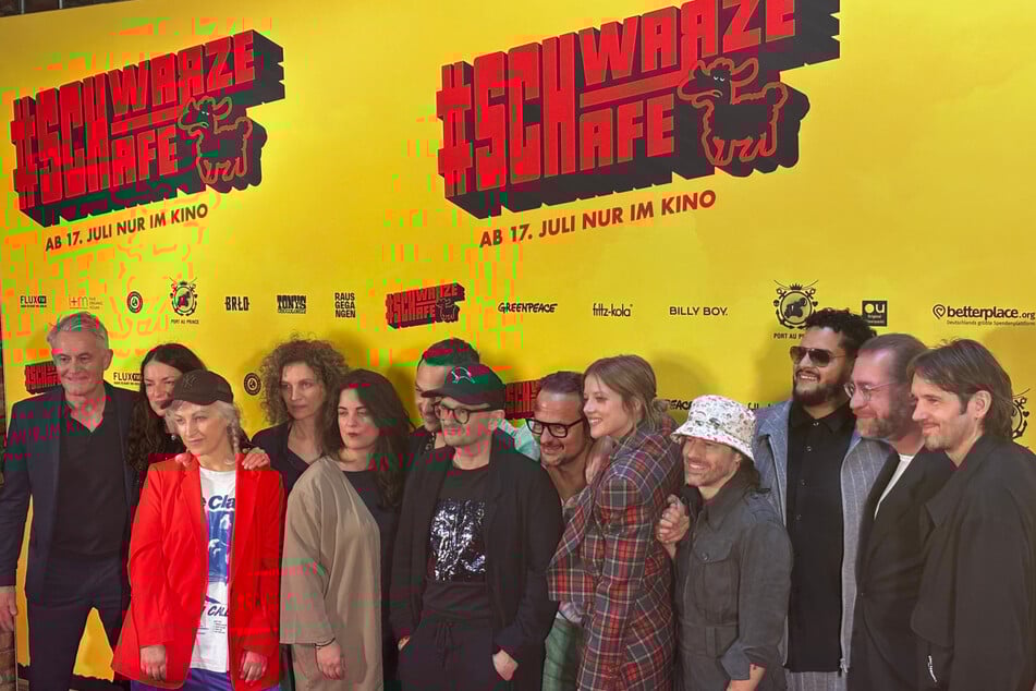 Sonríe, por favor: El equipo de filmación se reunió en la alfombra roja.
