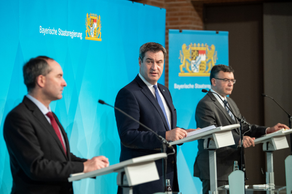 Markus Söder, Hubert Aiwanger, Wirtschaftsminister und Landesvorsitzender der Freien Wähler in Bayern (l), und Florian Herrmann (CSU), Leiter der bayerischen Staatskanzlei bei der Pressekonferenz.