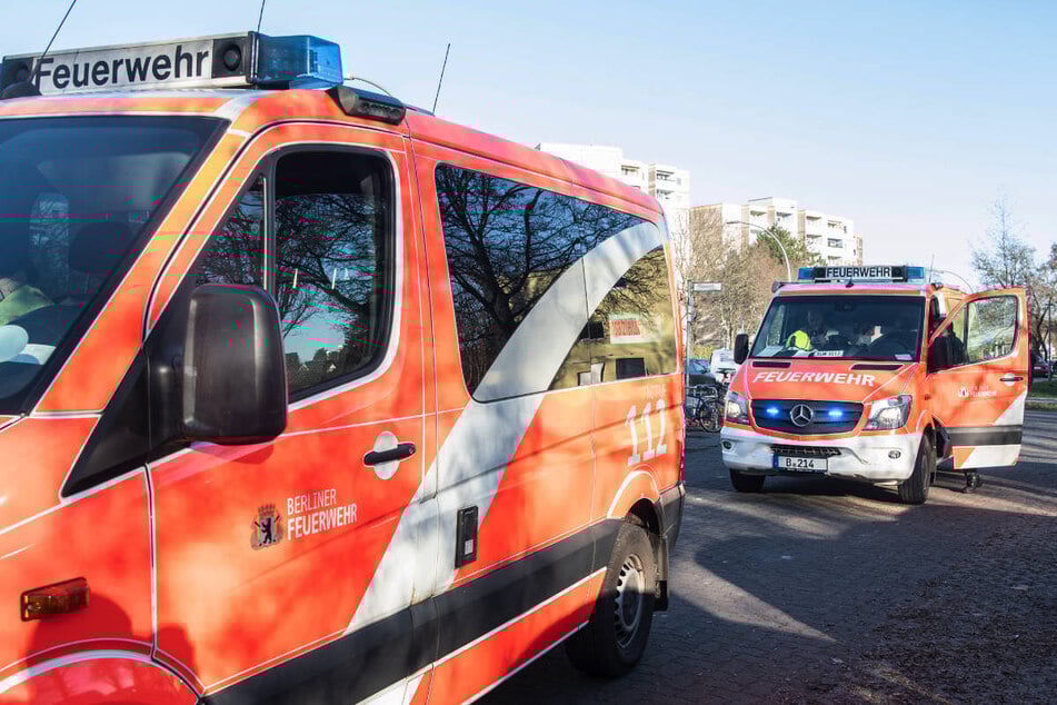 Die lebensgefährlich verletzte Person musste unter Begleitung eines Notarztes ins Krankenhaus gebracht werden. (Symbolfoto)