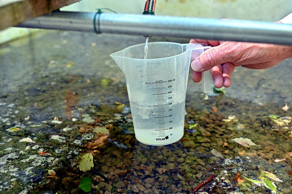 Durchflussmessung zur Leistungsbestimmung: Durchschnittlich 440 Milliliter Sickerwasser fließen pro Minute durch den Reinigungsreaktor - 576 Liter pro Tag.