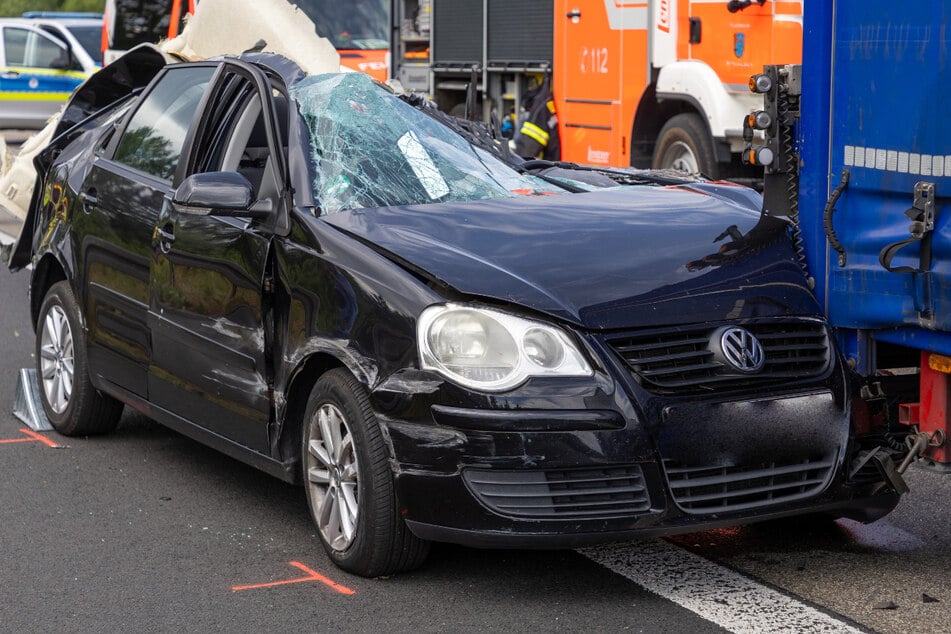 Ein VW Polo ist mit zwei Lastwagen kollidiert, für die Fahrerin kam jede Hilfe zu spät.