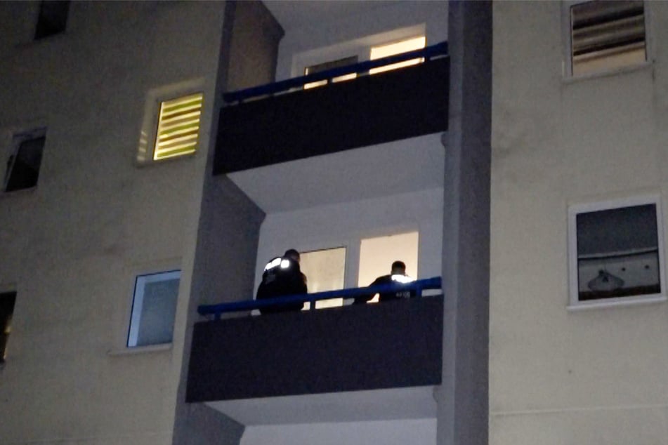 Der 39-Jährige soll auf dem Balkon gestanden und von dort aus Schüsse mit einer Schreckschusspistole abgegeben haben.