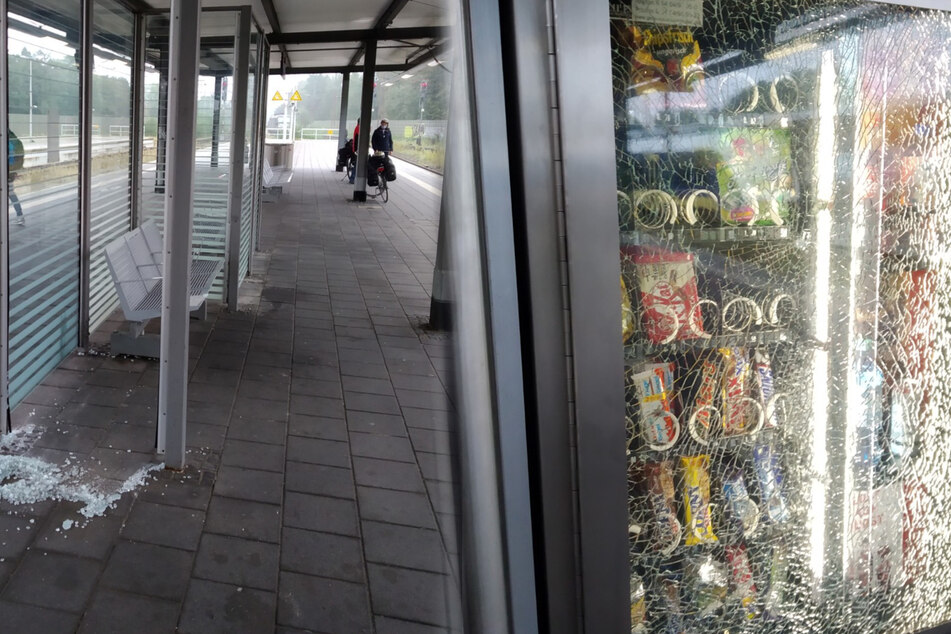 Die Scheibe des Windschutzhäuschens wurde eingeschlagen. Der Getränkeautomat hielt stand. (Fotocollage)