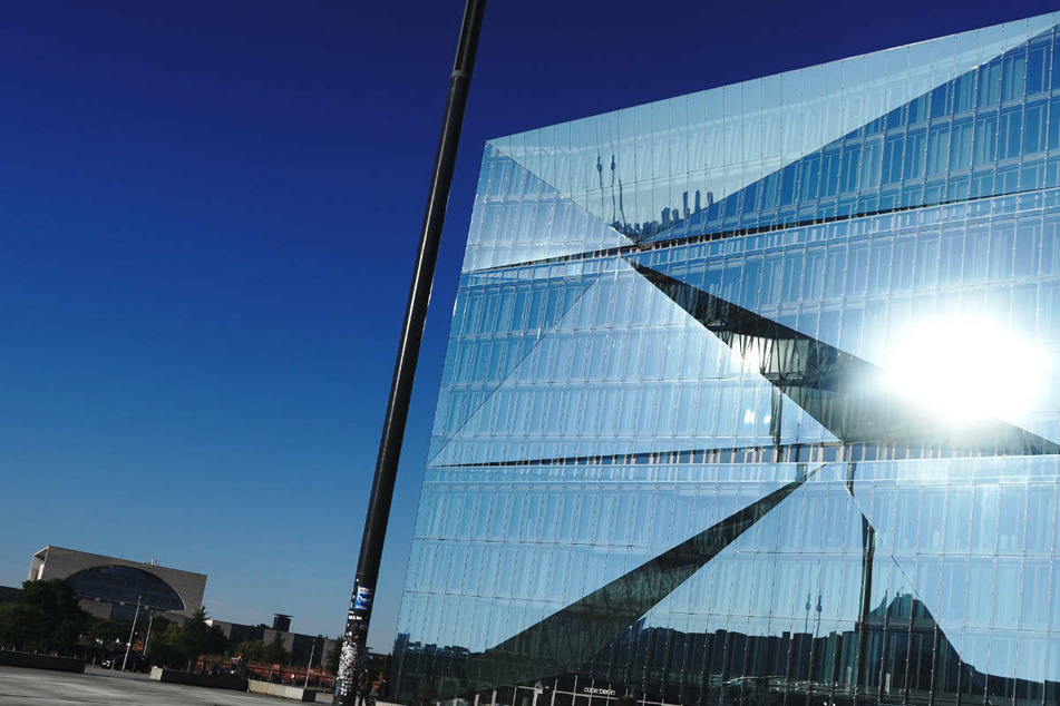 Die verspiegelte Fassade des Bürogebäudes "Cube" am Berliner Hauptbahnhof reflektiert die Sonnenstrahlen. In Berlin lag der Temperaturdurchschnitt im Juni deutschlandweit mit 21,2 Grad Celsius am höchsten.
