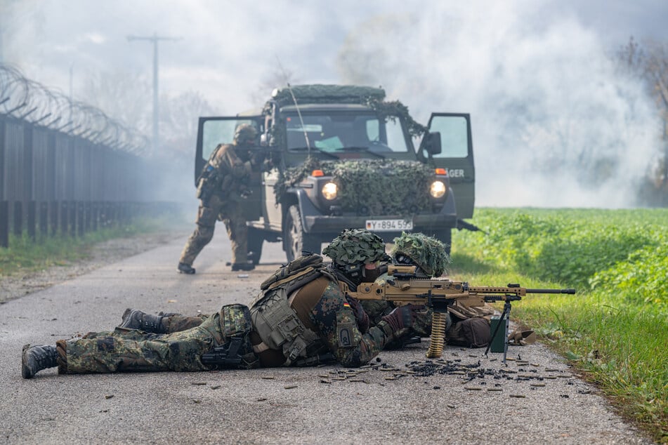 Während die Bundeswehr mit Platzpatronen schoss, verwendete die Polizei scharfe Munition.