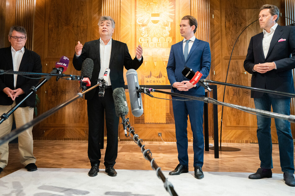 Wolfgang Katzian (l-r), Präsident des Österreichischen Gewerkschaftsbundes, Werner Kogler (Grüne), Vizekanzler von Österreich, Sebastian Kurz, Bundeskanzler von Österreich, und Harald Mahrer, Vorsitzender der Wirtschaftskammern in Österreich, nehmen im Bundeskanzleramt an einer Pressekonferenz teil.