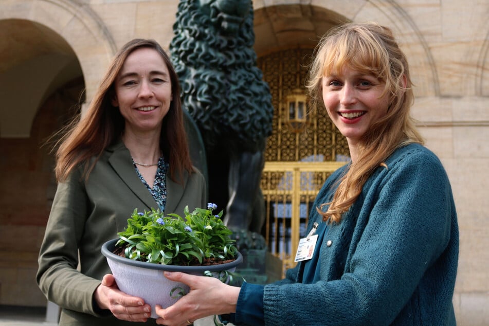 Sozialbürgermeisterin Kristin Kaufmann (l.) und Susan Ebert von der Arbeitsgruppe Demenz beteiligen sich an der Pflanzaktion.